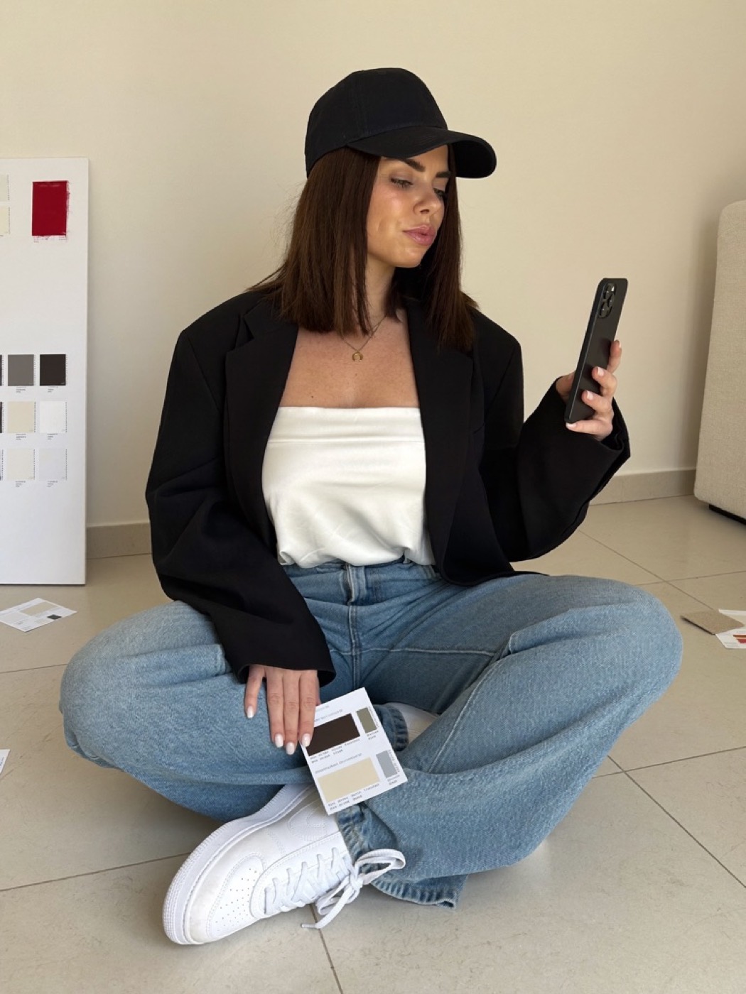 Mariane Michels mit dem Smartphone in der Hand